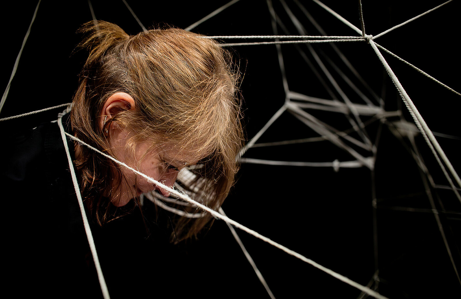 Spectacle "Tenir" présenté par la compagnie AK Entrepôt durant la saison 24/25 de la CAPB KULTURA