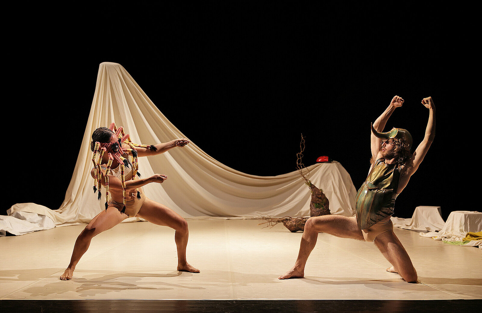 Une scène du filage de la pièce MAMUKA par la COMPAGNIE ELIRALE, directrice artistique et chorégraphe PANTXIKA TELLERIA, présentée à LARREKO, SAINT-PÉE-SUR-NIVELLES le 18 octobre 2023. Danse contemporaine. Photographie de Stéphane Bellocq.
A scene from a rehearsal of the piece MAMUKA by COMPAGNIE ELIRALE, artistic director and choreographer PANTXIKA TELLERIA, performed in LARREKO, SAINT-PEE-SUR-NIVELLE on the 18th october 2023. Contemporary dance. Photography by Stephane Bellocq.