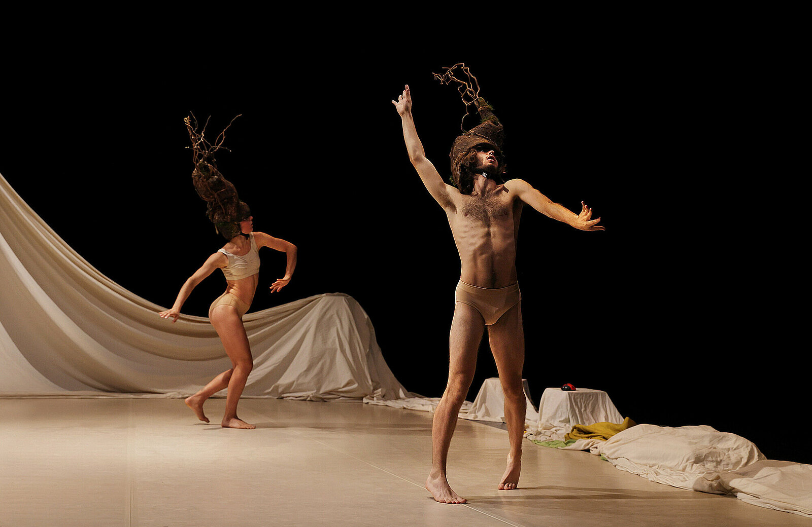 Une scène du filage de la pièce MAMUKA par la COMPAGNIE ELIRALE, directrice artistique et chorégraphe PANTXIKA TELLERIA, présentée à LARREKO, SAINT-PÉE-SUR-NIVELLES le 18 octobre 2023. Danse contemporaine. Photographie de Stéphane Bellocq.
A scene from a rehearsal of the piece MAMUKA by COMPAGNIE ELIRALE, artistic director and choreographer PANTXIKA TELLERIA, performed in LARREKO, SAINT-PEE-SUR-NIVELLE on the 18th october 2023. Contemporary dance. Photography by Stephane Bellocq.